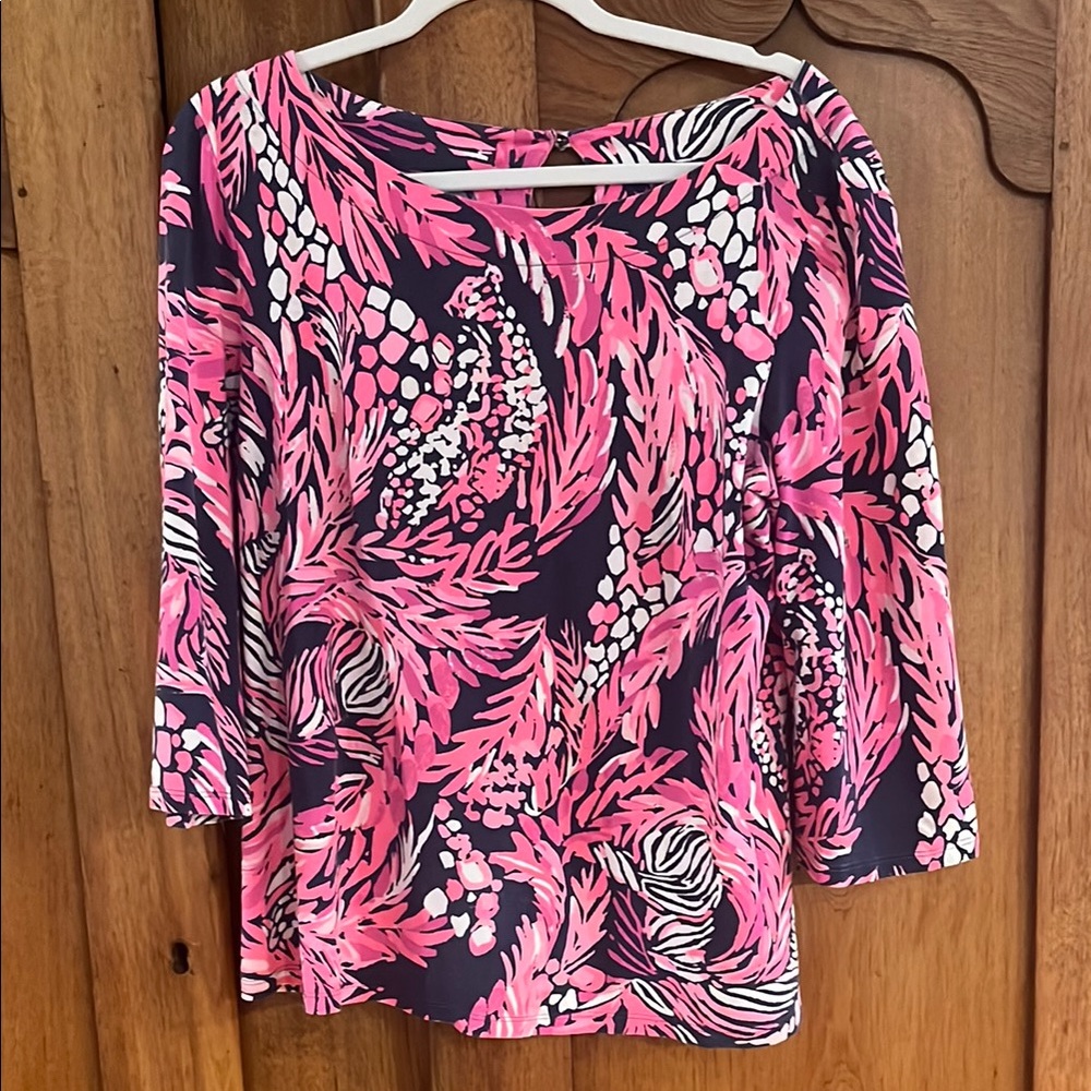 Lilly Pulitzer cotton knit boat neck top in pink and navy print. Size L.